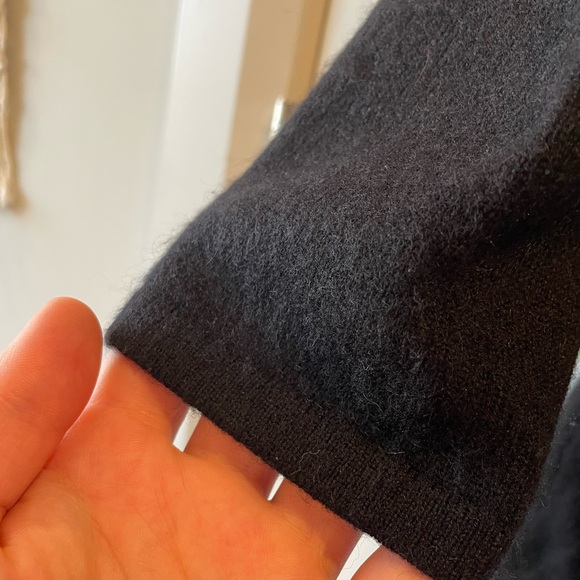 100% Cashmere Calvin Klein Off-the-Shoulder Black Sweater - Picture 5 of 6